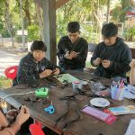 ศรช.วัดศีรษะละเลิง ดำเนินการจัดการเรียนรู้ตลอดชีวิต สอนนักศึกษา ศกร.ระดับตำบลบ้านใหม่ทำริบบิ้นเพื่อถวายอาลัย สมเด็จพระนางเจ้าสิริกิต์ พระบรมราชีนีนาถ พระบรมราชชนนีพันปีหลวง