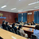 ครู ศกร.เข้าร่วมรับฟังการประชุมโครงการพัฒนาศักยภาพทีมปฏิบัติการขจัดความยากจนและพัฒนาคนทุกช่วงวัยอย่างยั่งยืน